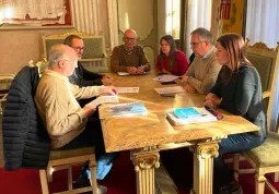 Questa mattina nel palazzo municipale è stato firmato il protocollo d’intesa alla presenza sindaco, Marco Gallo,  degli assessoriLucia Rosso, Beatrice Aimar, Ezio Donadio del dirigente scolastico, Davide Martini, e del rappresentante della condotta Slow Food Fossano, Beppe Calvo